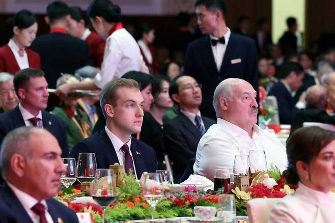 31년째 대통령으로 집권 중인 벨라루스 알렉산드르 루카셴코 대통령과 그의 아들 니콜라이가 3일 중국 베이징에서 열린 전승절 80주년 리셉션에 참석했다. 베이징/로이터연합뉴스