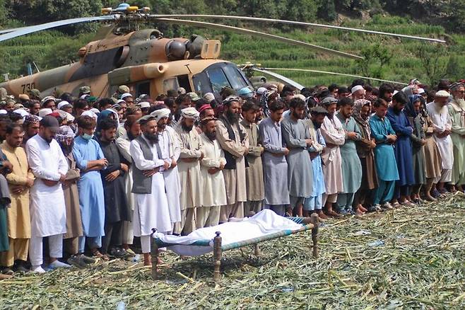 2일(현지시각) 아프가니스탄 동부 쿠나르주의 한 피해 마을에서 지진 희생자들의 장례식에서 주민들이 기도하고 있는 모습. AFP 연합뉴스