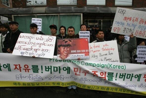 프리버마캠페인 중인 내툰나잉(가운데). 필자 제공