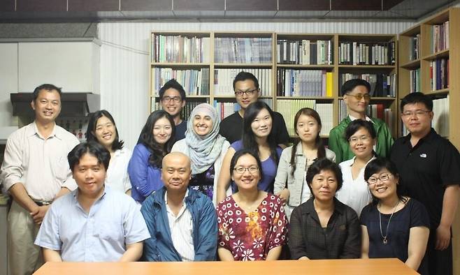 2011년 국제민주연대 총회. 윗줄 맨왼쪽이 내툰나잉. 필자 제공