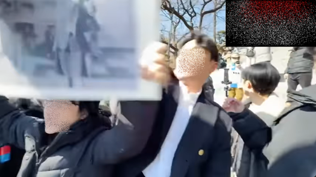 지난 2월 26일 서울 서대문구 이화여대에서 열린 윤석열 대통령 탄핵 촉구 집회에 배인규 신남성연대 대표가 난입해 피켓을 주먹으로 내려치는 모습. 신남성연대 유튜브 캡처