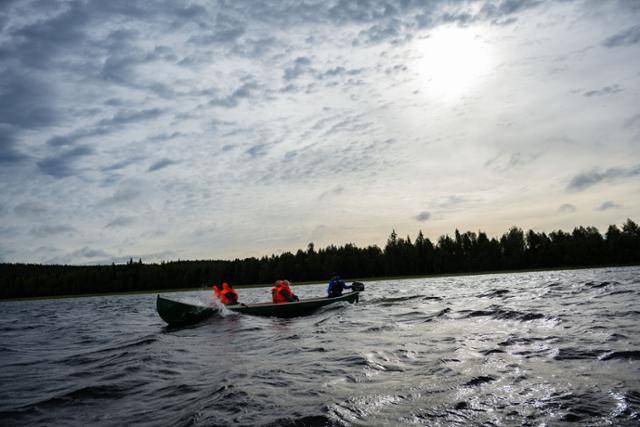 취재진이 키틸라 아에케누스호를 건너 뫼끼로 향하고 있다.