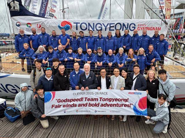 천영기 통영시장이 세계 속에 통영을 알릴 2025-2026 클리퍼 세계일주 요트대회 ‘경남통영호'선장 및 관계자들과 기념촬영을 하고 있다. 통영시 제공