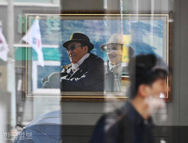 7월 18일 민중기 특별검사팀이 압수수색을 실시한 서울 용산구 통일교 서울 본부 1층에 문선명과 한학자의 사진이 걸려있다. 이날 특검팀은 '건진법사 청탁 의혹'과 관련해 가평에 위치한 통일교 본부와 서울 용산구에 있는 서울 본부에 대한 압수수색을 실시했다. 홍인기 기자