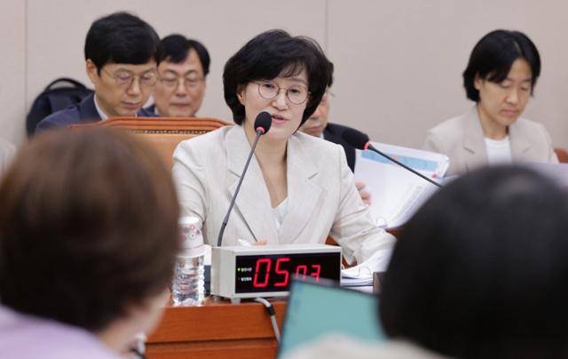 원민경 여성가족부 장관 후보자가 3일 국회 여성가족위원회에서 열린 인사청문회에서 의원 질의에 답변하고 있다. 뉴스1