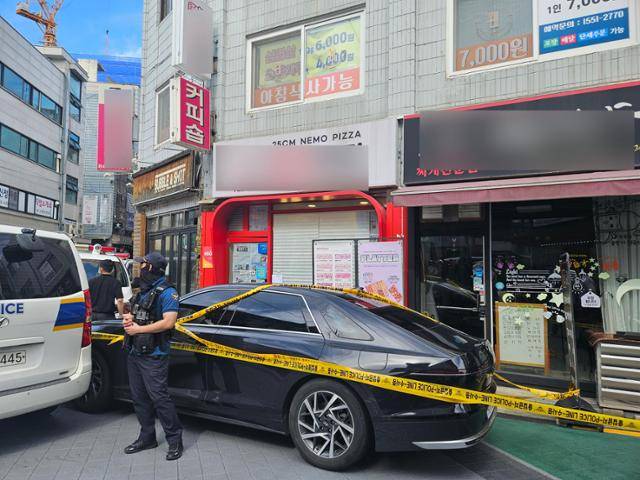 3일 흉기 난동으로 3명이 사망한 서울 관악구 조원동의 한 피자 가게 앞을 경찰들이 지키고 서 있다. 최현빈 기자
