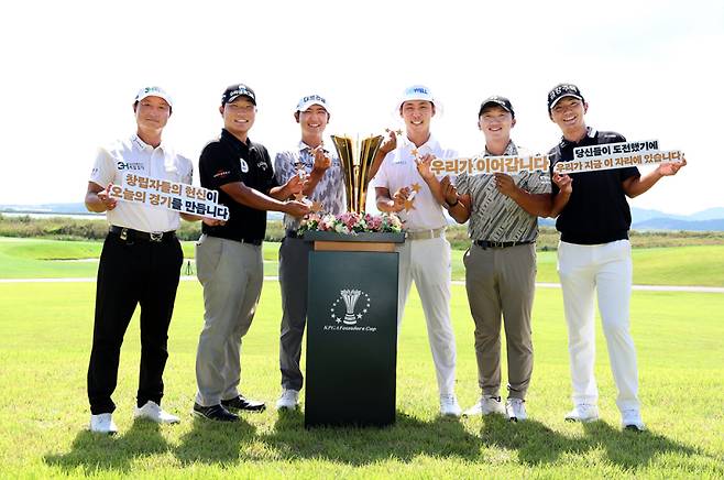 3일 포토콜에 참석한 황인춘, 문동현, 고군택, 최진호, 김홍택, 옥태훈(왼쪽부터).&nbsp; &nbsp;사진=KPGA 제공&nbsp;
