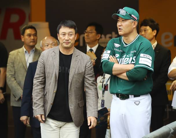 김재현 단장과 이숭용 감독. SSG 제공