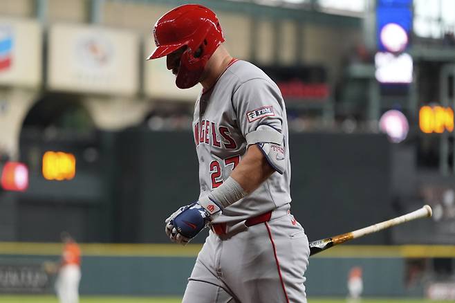 <yonhap photo-2502="">왼팔 감염 문제로 3일(한국시간) 캔자스시티전에 결장한 마이크 트라웃. [AP=연합뉴스]</yonhap>