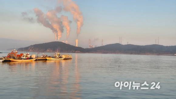 학암포에서 바라본 태안화력발전소.  [사진=정종오 기자]