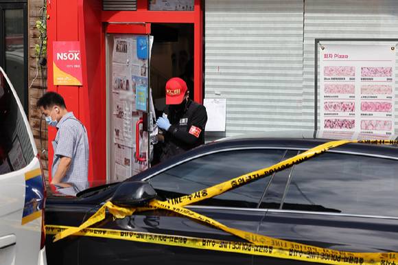 3일 서울 관악구 한 식당에서 칼부림 사건이 발생, 경찰이 조사하고 있다. [사진=연합뉴스]