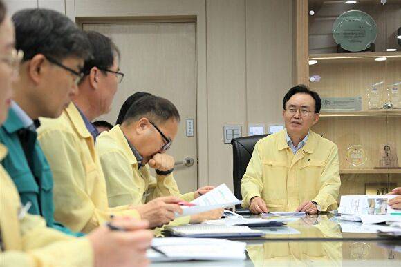 윤병태 나주시장(오른쪽1번째)가 시 관계자들과 함께 논의를 하고 있다. [사진=나주시]