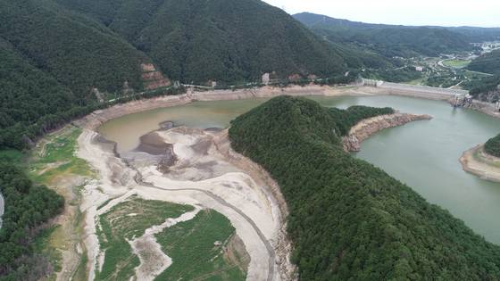 지난 1일 강원 강릉시 상수원인 오봉저수지가 가뭄으로 인해 바닥을 드러내고 있다. 박진호 기자