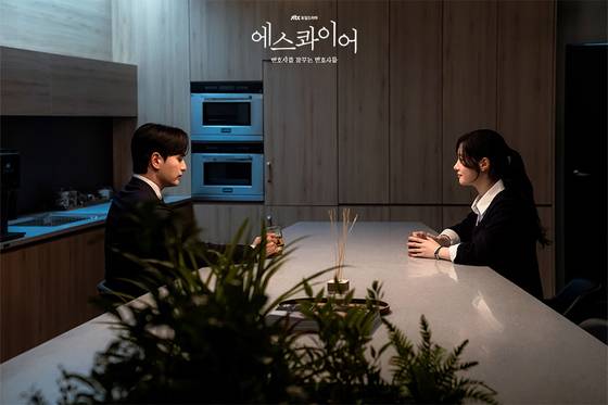 JTBC ‘에스콰이어’는 냉철한 윤석훈(이진욱)과 사회초년생 강효민(정채연) 두 변호사가 법정을 통해 사랑과 인간의 본질을 마주하는 드라마다. 김재홍 PD는 “선악이 분명하지 않아 해석의 여지가 있는 것이 특징”이라고 소개했다. [사진 JTBC]