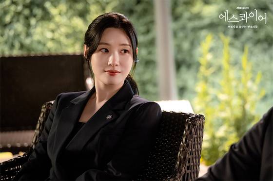 JTBC ‘에스콰이어’는 냉철한 윤석훈(이진욱)과 사회초년생 강효민(정채연) 두 변호사가 법정을 통해 사랑과 인간의 본질을 마주하는 드라마다. 김재홍 PD는 “선악이 분명하지 않아 해석의 여지가 있는 것이 특징”이라고 소개했다. [사진 JTBC]