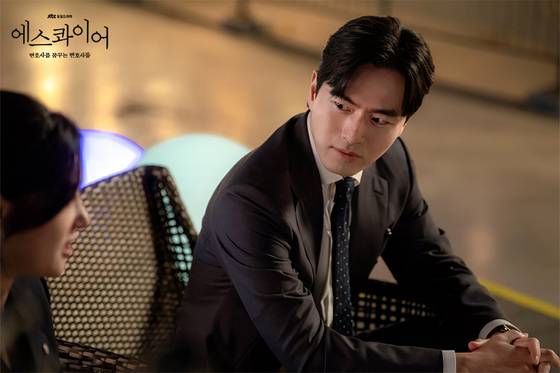 JTBC ‘에스콰이어’는 냉철한 윤석훈(이진욱)과 사회초년생 강효민(정채연) 두 변호사가 법정을 통해 사랑과 인간의 본질을 마주하는 드라마다. 김재홍 PD는 “선악이 분명하지 않아 해석의 여지가 있는 것이 특징”이라고 소개했다. [사진 JTBC]