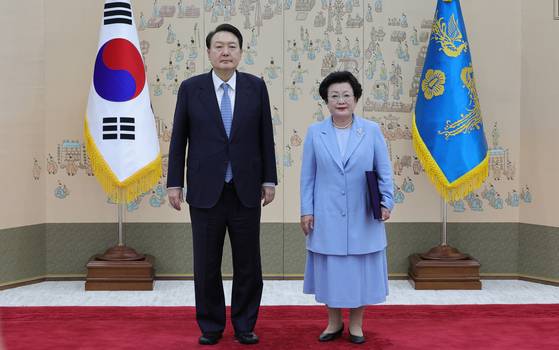지난 2022년 9월 윤석열 전 대통령은 국가교육위원회 초대 위원장으로 이배용 청와대 관리활용자문단장을 임명했다. 이 인사 배경에 금품 거래가 있었다는 의혹이 불거졌다. 중앙 포토