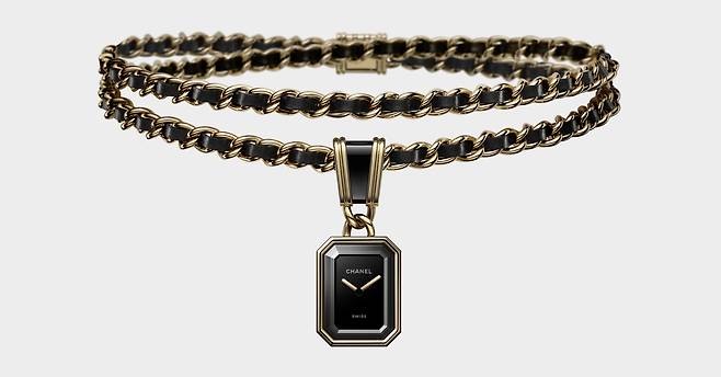 목걸이 형태로 연출할 수 있는 프리미에르 아이코닉 체인 네크리스 워치. 사진 샤넬