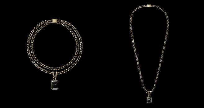 프리미에르 아이코닉 체인 네크리스 워치. 브랜드가 정한 수량에 맞춰 한정 생산하는 제품이다. 펜던트 형태 케이스 크기는 26.1ⅹ20㎜로 오리지널 모델과 같다. 왼쪽 사진처럼 체인 브레이슬릿을 두번 감아 짧게 연출할 수 있다. 사진 샤넬