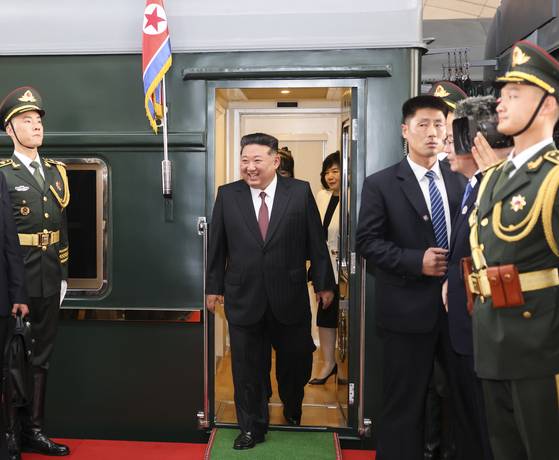 김정은 북한국무위원장이 2일 중국 베이징에 전용 열차로 도착했다고 중국 신화통신이 보도했다. 신화=연합뉴스
