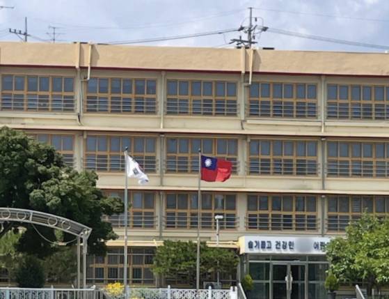 서울 용산구의 한 초등학교에 태극기와 대만의 청천백일만지홍기가 나란히 걸려 있다. 커뮤니티 캡처