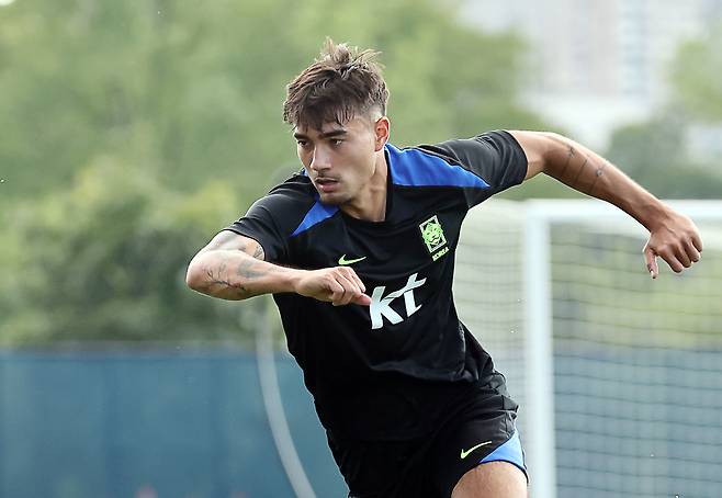 한국축구대표팀 옌스 카스트로프가 2일 미국 뉴욕주 아이칸 스타디움에서 진행된 훈련에서 집중하고 있다. [연합뉴스]