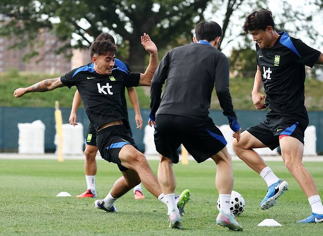 2일 미국 뉴욕주 아이칸 스타디움에서 진행된 한국 축구 대표팀 훈련에서 옌스 카스트로프가 김민재와 볼 다툼을 하고 있다. [연합뉴스]