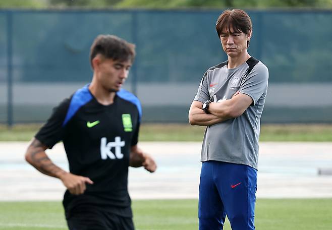 2일 미국 뉴욕주 아이칸 스타디움에서 열린 한국 축구 대표팀 훈련에서 홍명보 감독이 옌스 카스트로프를 지켜 보고 있다. [연합뉴스]
