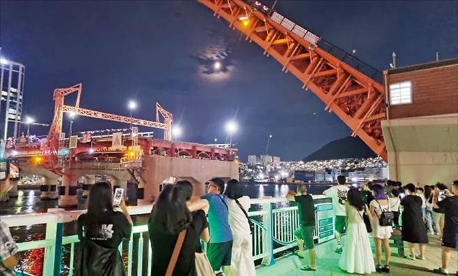 지난달 30일 올해 마지막으로 열린 부산 영도대교 도개 행사.  민건태 기자