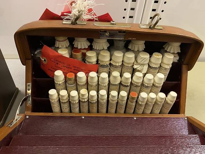 과학박물관의 의약품 박스 소장품. 현재는 약품으로 쓰이지 않던 재료들도 옛날에는 의약품으로 쓰였다. 유효기간이 이미 만료되고 정확하게 알 수 없는 성분들도 많아 대부분의 의약품은 위험물질이 다수 등록되어 있고, 다른 소장품과 섞이지 않도록 따로 함께 모아져 있다. / 사진. ©박소연