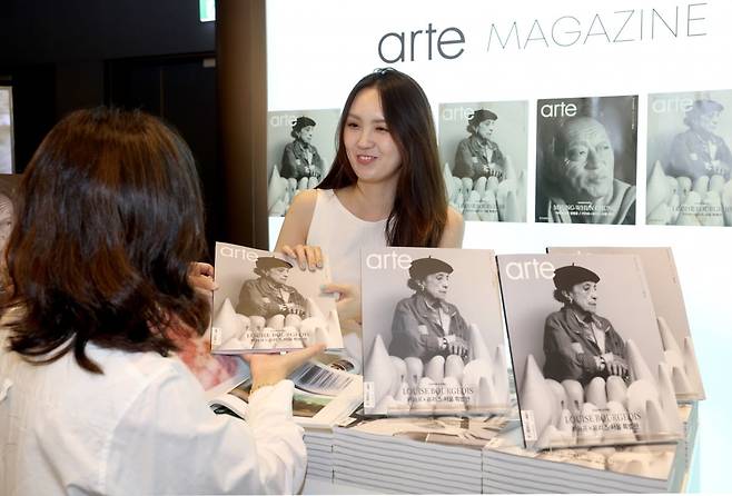 3일, 아르떼 매거진 부스를 찾은 한 관람객이 매거진을 살펴보고 있다.