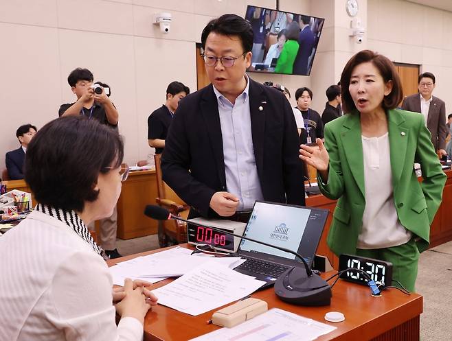 2일 서울 여의도 국회에서 열린 법제사법위원회 전체회의에서 국민의힘 나경원 의원등이 추미애 위원장의 회의 진행 방식에 항의하고 있다. 2025.9.2 사진=연합뉴스