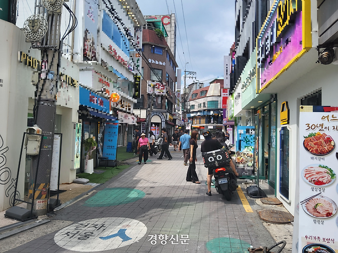 서울 성동구 한양대학교 인근 상권이 2일 오가는 행인이 적어 한산한 모습이다. 김태욱 기자