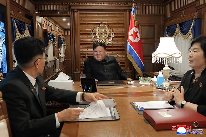 김정은 북한 국무위원장이 중국 전승절 80주년 기념행사에 참석하기 위해 지난 1일 전용열차로 출발했다고 조선중앙통신이 2일 보도했다. 연합뉴스