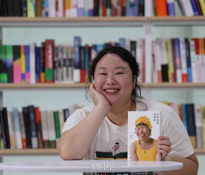 알라딘 문학 MD 김효선씨가 29일 서울 중구 알라딘 강연장에서 인터뷰 중 포즈를 취하고 있다. 최근 에세이 <오춘실의 사계절>을 냈다. 강윤중 기자