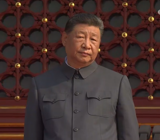 시진핑 중국 국가주석이 3일 전승절 80주년 열병식에서 사열하고 있다. 신화연합뉴스