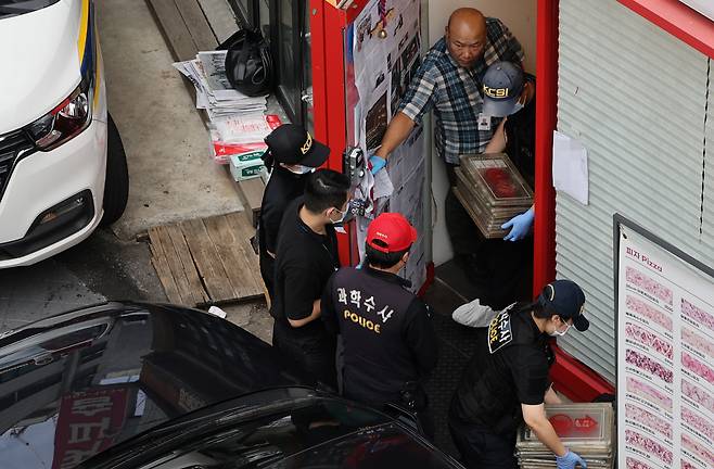 경찰이 3일 서울 관악구 한 피자 가게에서 발생한 흉기난동 사건을 조사하고 있다. 연합뉴스