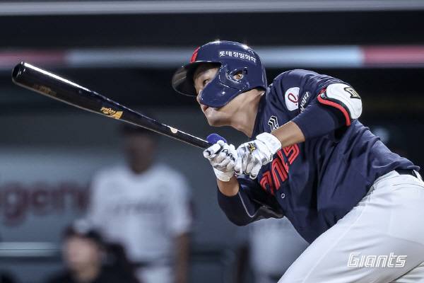 3일 수원에서 열린 KT전에서 롯데 손호영이 안타를 친 뒤 날아가는 공을 바라보고 있다. 롯데 자이언츠 제공