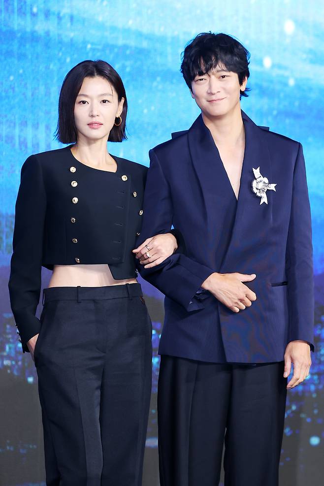 Jun Ji-hyun (left) and Gang Dong-won pose for a photo during a press conference held in Gwanghwamun, Seoul, Tuesday. (Yonhap)