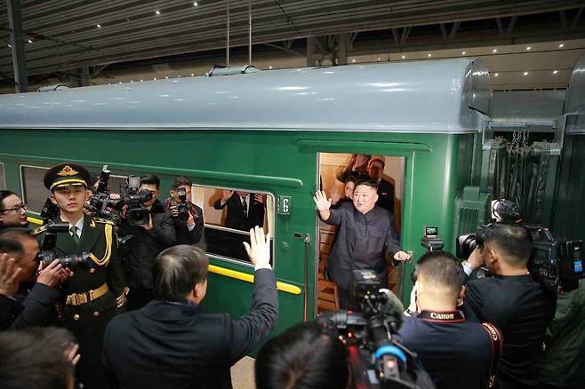 In this photo released by the Rodong Sinmun, the official newspaper of Pyongyang's ruling Workers' Party, North Korean leader Kim Jong-un waves farewell to Chinese officials in Beijing as he boards his armored train back to return home on Jan. 9, 2019, after the conclusion of his fourth summit with Chinese President Xi Jinping. [YONHAP]