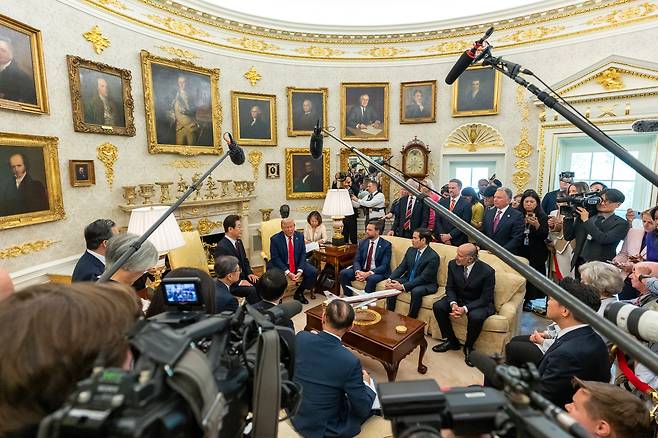 U.S. President Donald Trump hosts a bilateral meeting with Korean President Lee Jae Myung on Aug. 25 in the Oval Office in Washington. [THE WHITE HOUSE]