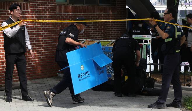 2일 대구 수성구 수성못 인근에서 현역 육군 대위가 총상을 입고 사망한 채 발견된 가운데 사건 현장에서 육군수사단, 경찰 과학수사대 등이 현장조사를 벌이고 있다. 연합뉴스