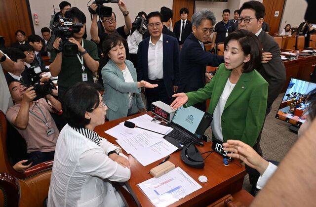 나경원(오른쪽) 국민의힘 의원이 2일 국회에서 열린 법제사법위원회 전체회의에서 추미애 법사위원장에게 항의하고 있다. 나 의원이 간사 선임 안건 상정을 거부한 추 위원장에게 “이런 식의 국회 운영이 바로 의회 독재”라며 따지자 추 위원장은 “여기는 전투장이 아니다”고 맞받았다. 이병주 기자