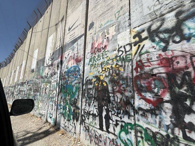 1일(현지시간) 방문한 팔레스타인 베들레헴 지구에 있는 라헬의 무덤 장벽에 스프레이 낙서가 가득하다.