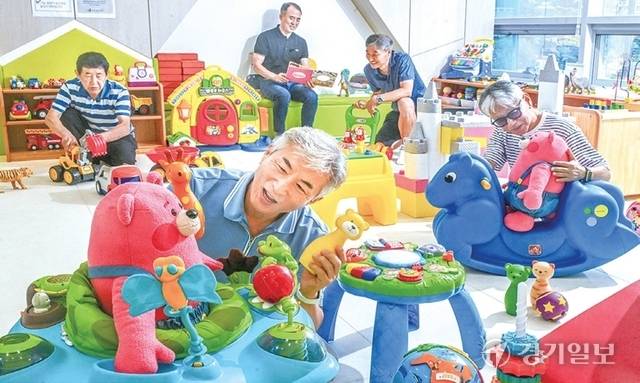 고양시건강가정지원센터에서 열린 ‘지혜로운 조부모의 요즘 육아’ 수업에 참여한 할아버지들이 장난감과 인형을 손주 삼아 다양한 놀이를 실습하며 육아법을 배우고 있다. 조주현기자
