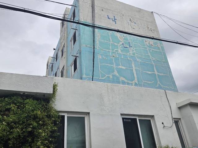 1일 인천 서구 가좌동 산업단지 여성 근로자 임대 아파트가 벽면 페인트칠이 다 벗겨져 거미줄 자국처럼 남아있다. 박귀빈기자