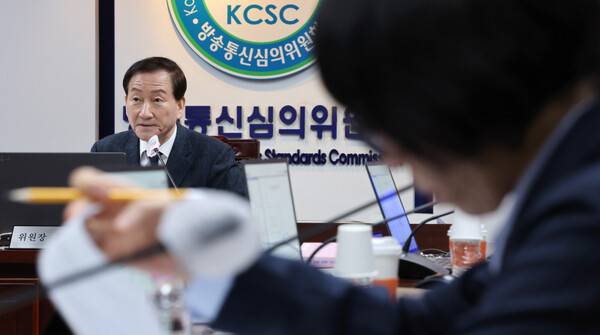 ▲ 류희림 당시 방송통신심의위원장(왼쪽)이 지난해 3월 오후 서울 양천구 목동 방송통신심의위윈회 대회의실에서 열린 제6차 방송통신심의위원회 정기회의에서 발언하고 있다. ⓒ연합뉴스