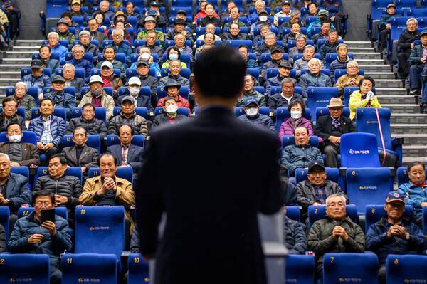 ▲ 장충남 군수가 인사말을 하는 뒷모습. 사진=하철환 제공