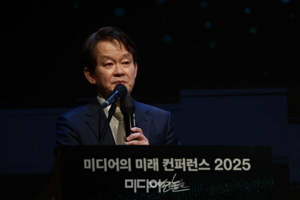 ▲박장희 중앙일보 대표가 3일 서울 강남구 과학기술컨벤션센터 국제회의실에서 미디어오늘이 주최하는 'AI X 미디어 : 다시 쓰는 콘텐츠, 조직, 비즈니스의 미래' 콘퍼런스의 첫 연사로 나서 발표하고 있다. 사진=김용욱 기자.