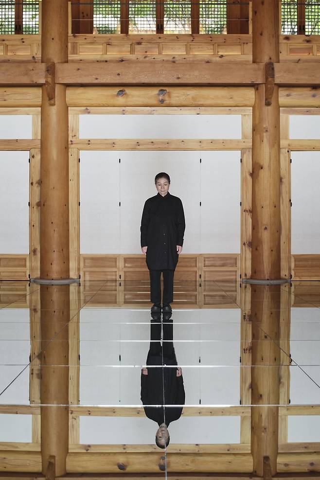 SK 선혜원의 경흥각에 김수자의 ‘호흡–선혜원’이 설치된 모습. [포도뮤지엄]